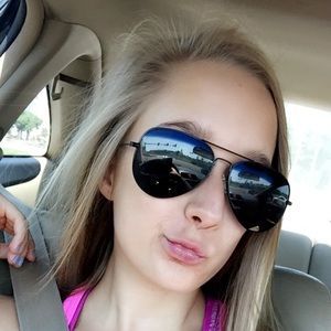 Meet your Posher, Caroline